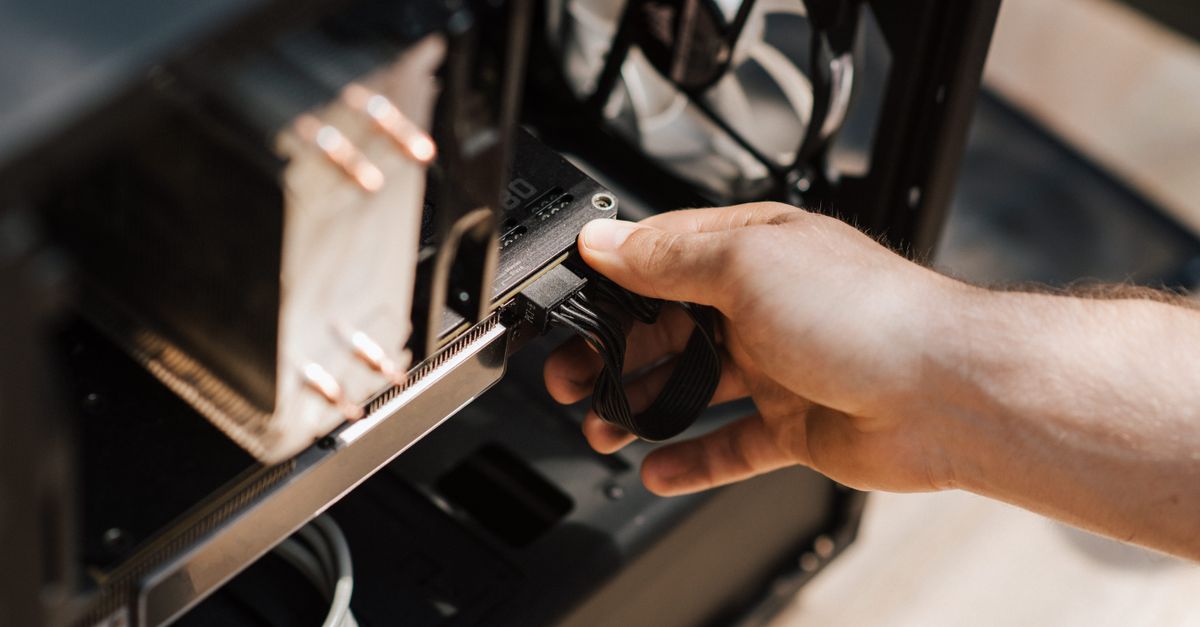 Mini ordenador de sobremesa conectado con cables sobre una mesa de trabajo